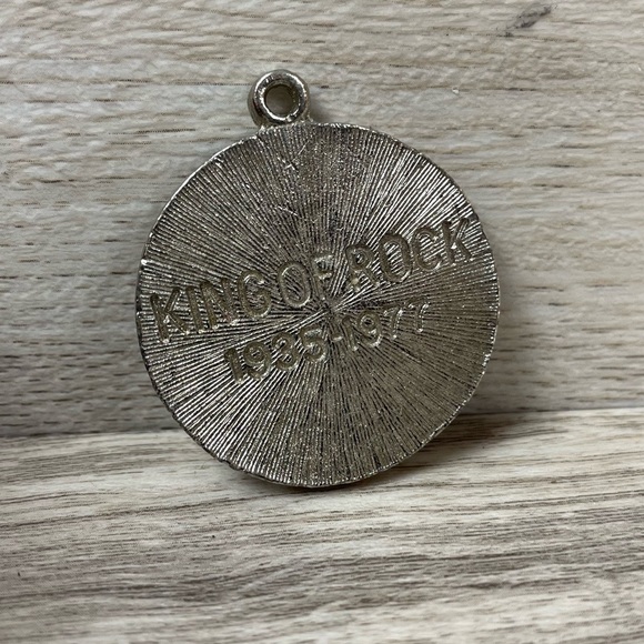 ELVIS KING OF ROCK VINTAGE COLLECTIBLE MEDALLION 1935-1977 RARE Pendant - Picture 3 of 6